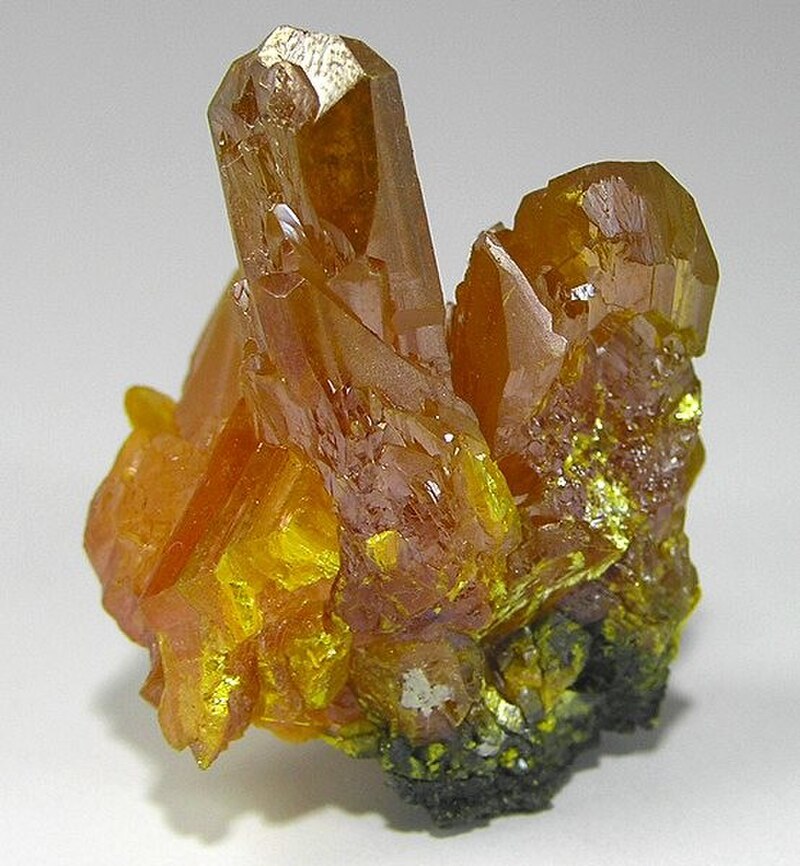 Gullgule krystaller av mineralet auripigment