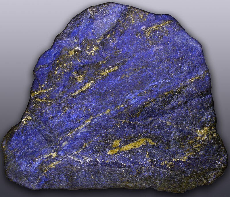 Rå lapis lazuli-stein med dyp blå farge og hvite kalsittårer